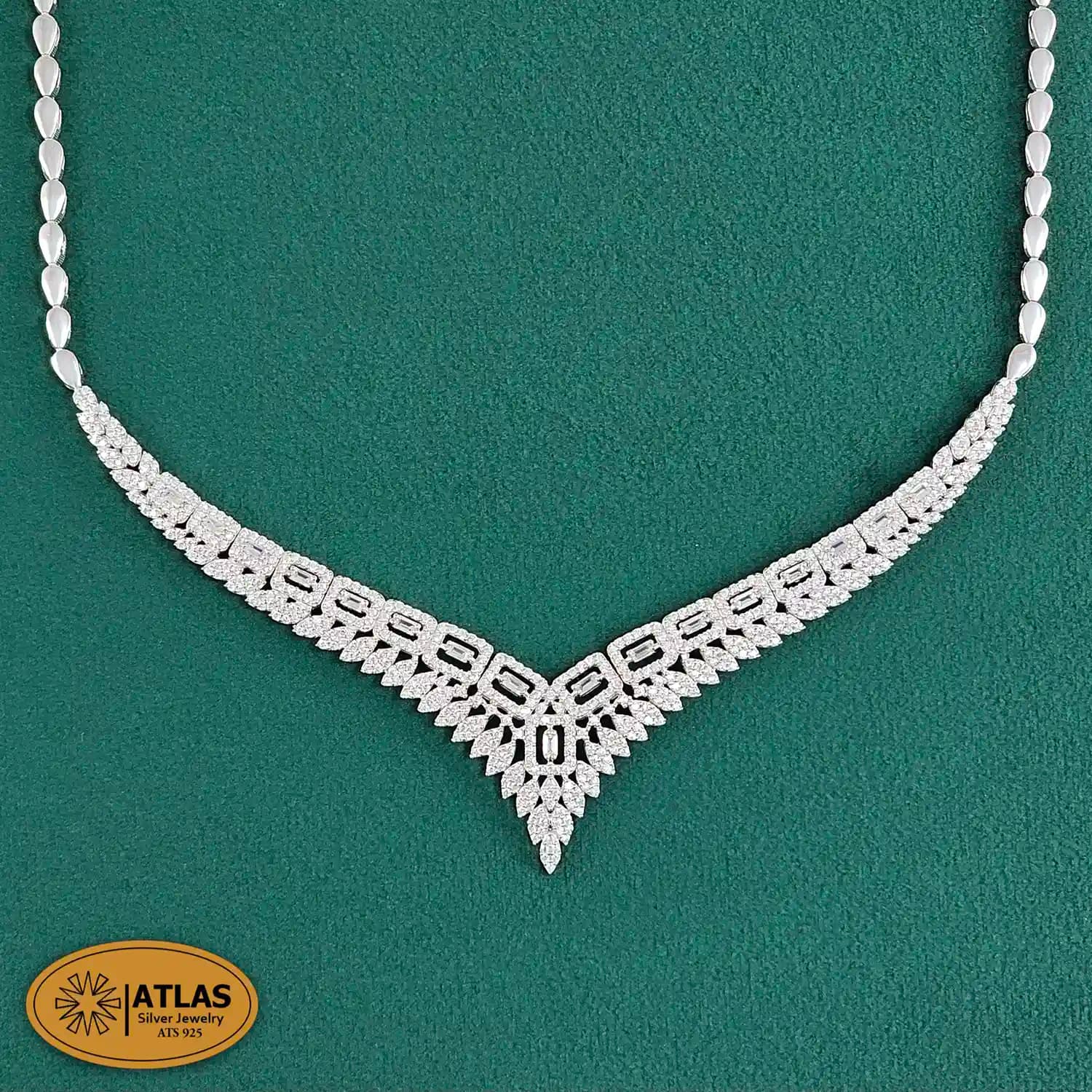 سرویس نقره جواهری زنانه مجلسی با نگین های برلیان و باگت 33.2 گرمی نقره اصل 925 — تصویر ۳