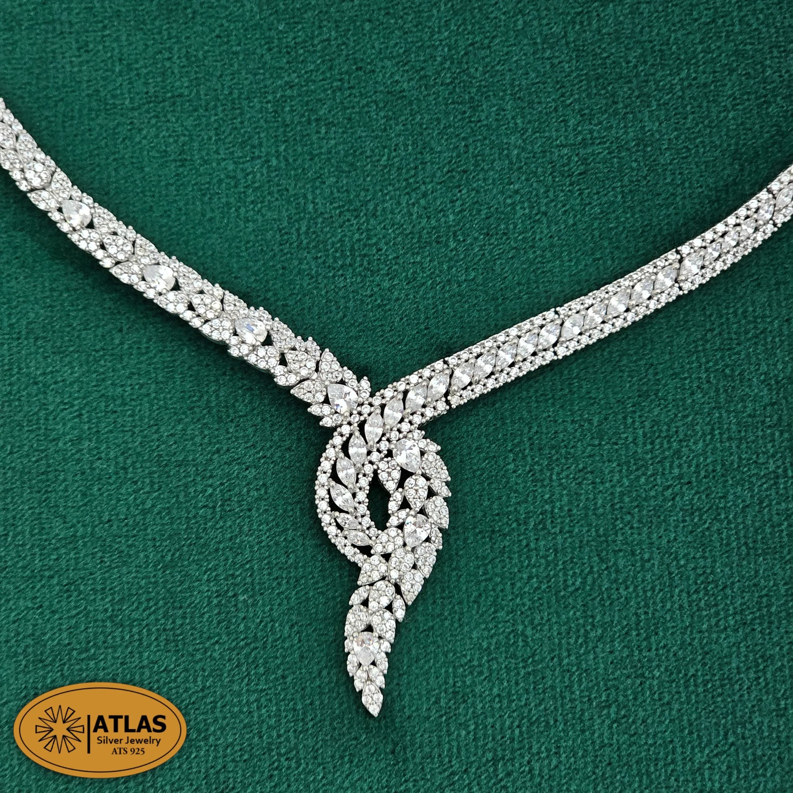 سرویس نقره جواهری زنانه مجلسی با نگین های برلیان، مارکیز و اشک 33.8 گرمی نقره اصل 925 — تصویر ۲