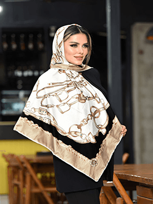 روسری نخی سایز ۱۲۰ آبی فیروزه ای هرمس با حاشیه سفید و سرمه ای زنجیر دار کد SC74 — تصویر ۳