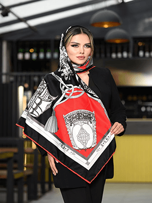 روسری نخی سایز ۱۲۰ سفید و مشکی طرح هرمس طوسی زنجیردار با حاشیه مشکی کمربندی کد SC61 — تصویر ۳