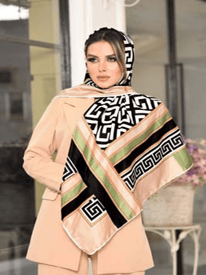 روسری نخی سایز ۱۲۰ کرم طلایی ورساچه با نوار سبز سدری کد SC38