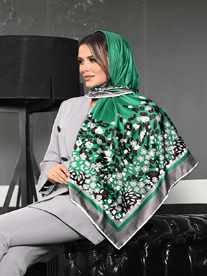 روسری نخی سایز ۱۲۰ سبز زمردی با شکوفه های ریز کد SC35