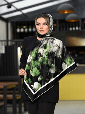 روسری نخی سایز ۱۲۰ مشکی طرح گل لاله آبرنگی سبز زمردی کد SC28