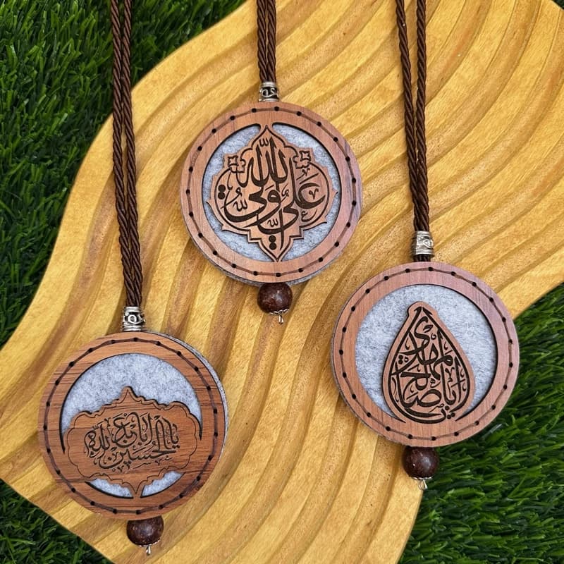 آویز خوشبو کننده خودرو چوبی دست دوز طرح علی ولی‌الله همراه عطر مخصوص