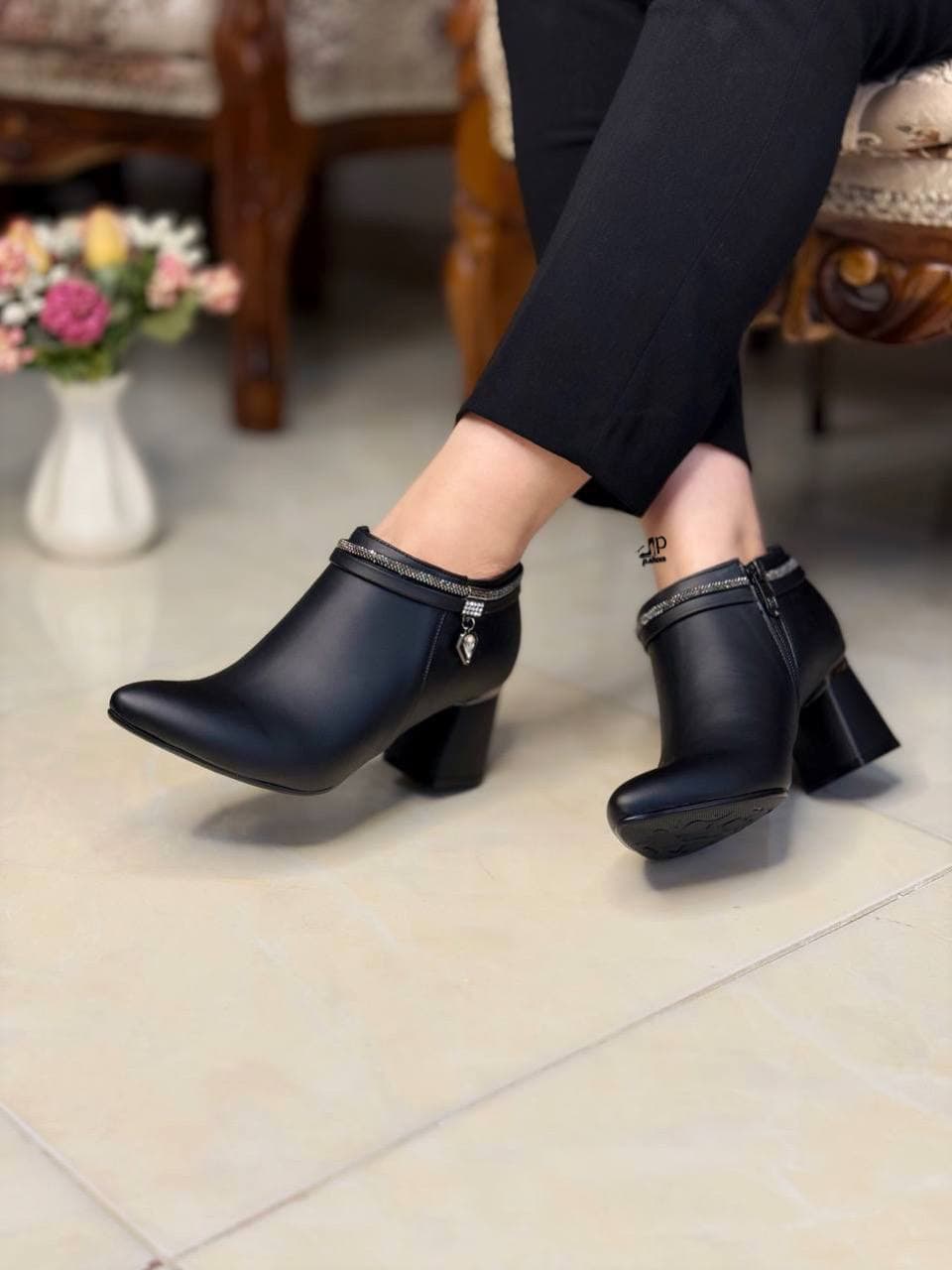 کفش مجلسی زنانه با پاشنه 5 سانت و رویه چرم صنعتی 65545 - گالری مدیسه