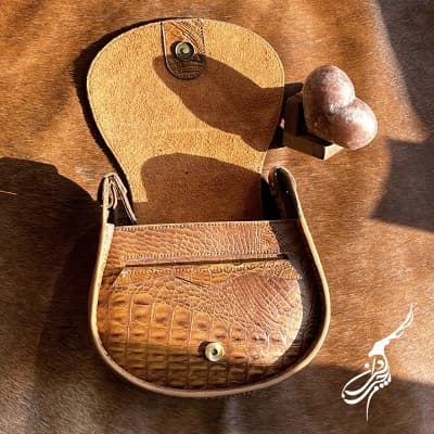 کیف دوشی زنانه چرم کروکدیل مدل سارین — تصویر ۲