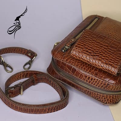 کیف دوشی اسپرت چرم مدل دیلان کروکدیل — تصویر ۲
