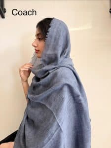 شال نخی تابستونی سورمه ای و بژ مارک — تصویر ۶