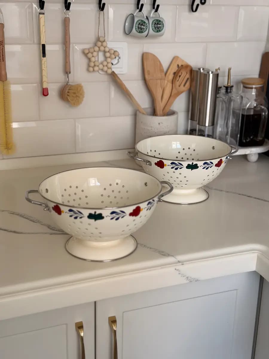 آبکش لعابی ایکیا گل دار وانیلی — تصویر ۳