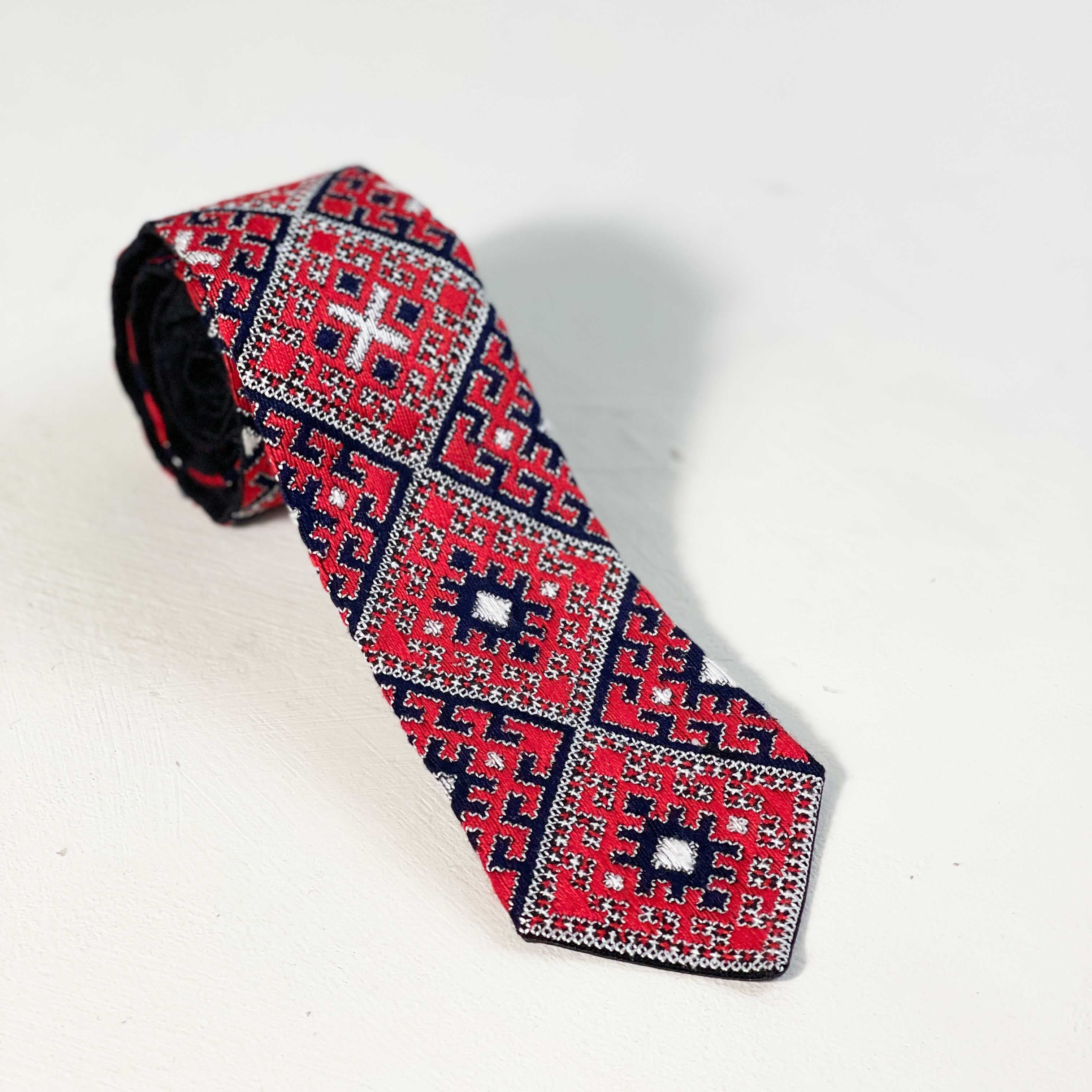 کراوات سوزن‌دوزی بلوچی قرمز – دست‌دوز سنتی — تصویر ۲
