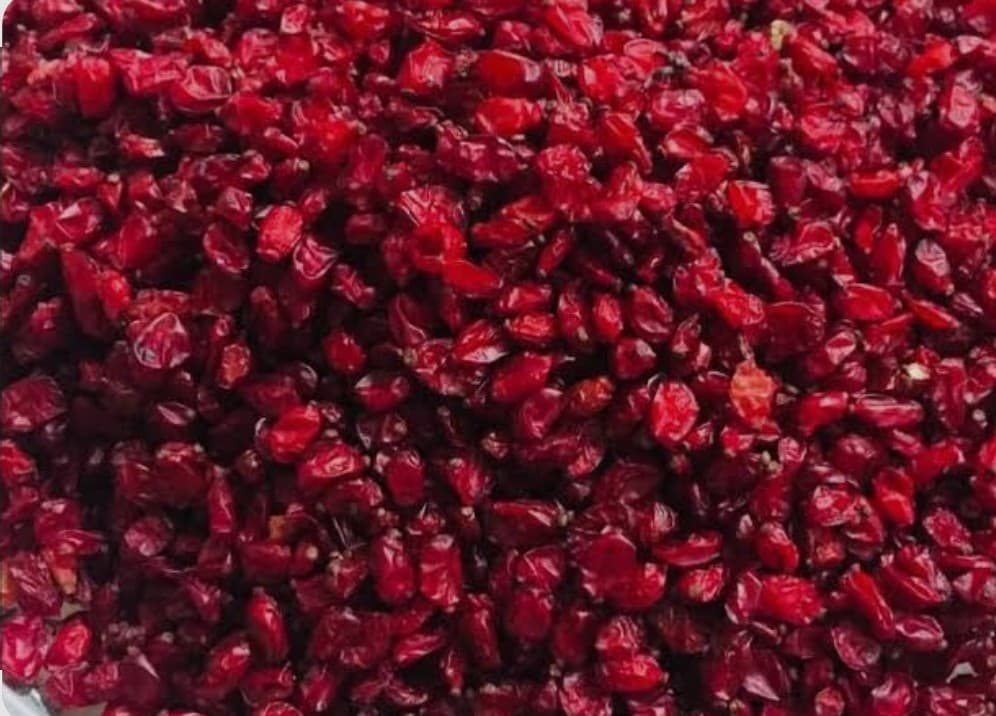 زرشک درجه‌یک و طبیعی محصول خراسان جنوبی، با رنگ قرمز براق و طعم ملس
