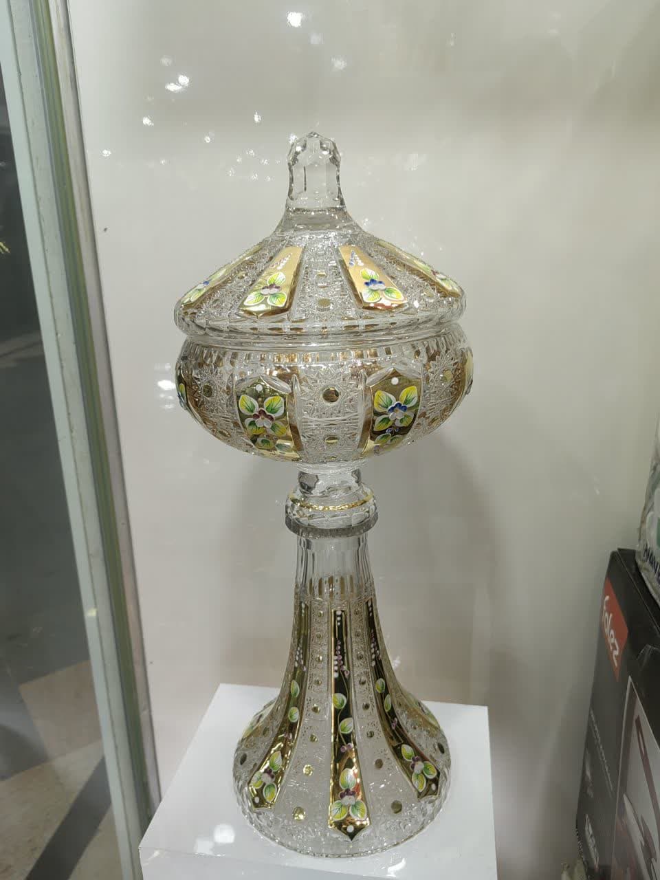 شکلات خوری کنار سالنی دکوری بلند برج بوهمیا کریستال طلایی