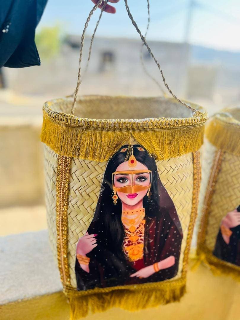 سبد حصیری شاباش و خوراکی
