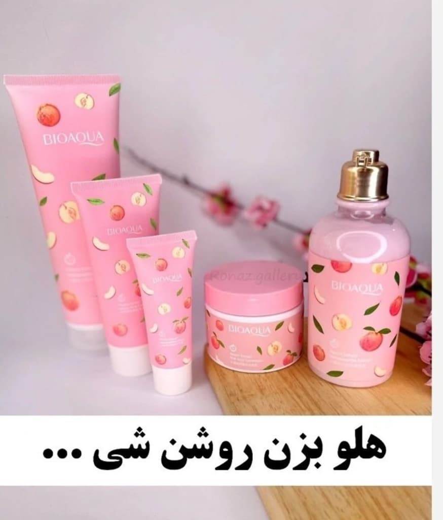پک روتین پوستی هلو شامل نمک بدن هلو ، فوم شستشو هلو ، کرم مرطوب کننده دست هلو ، اسکراب