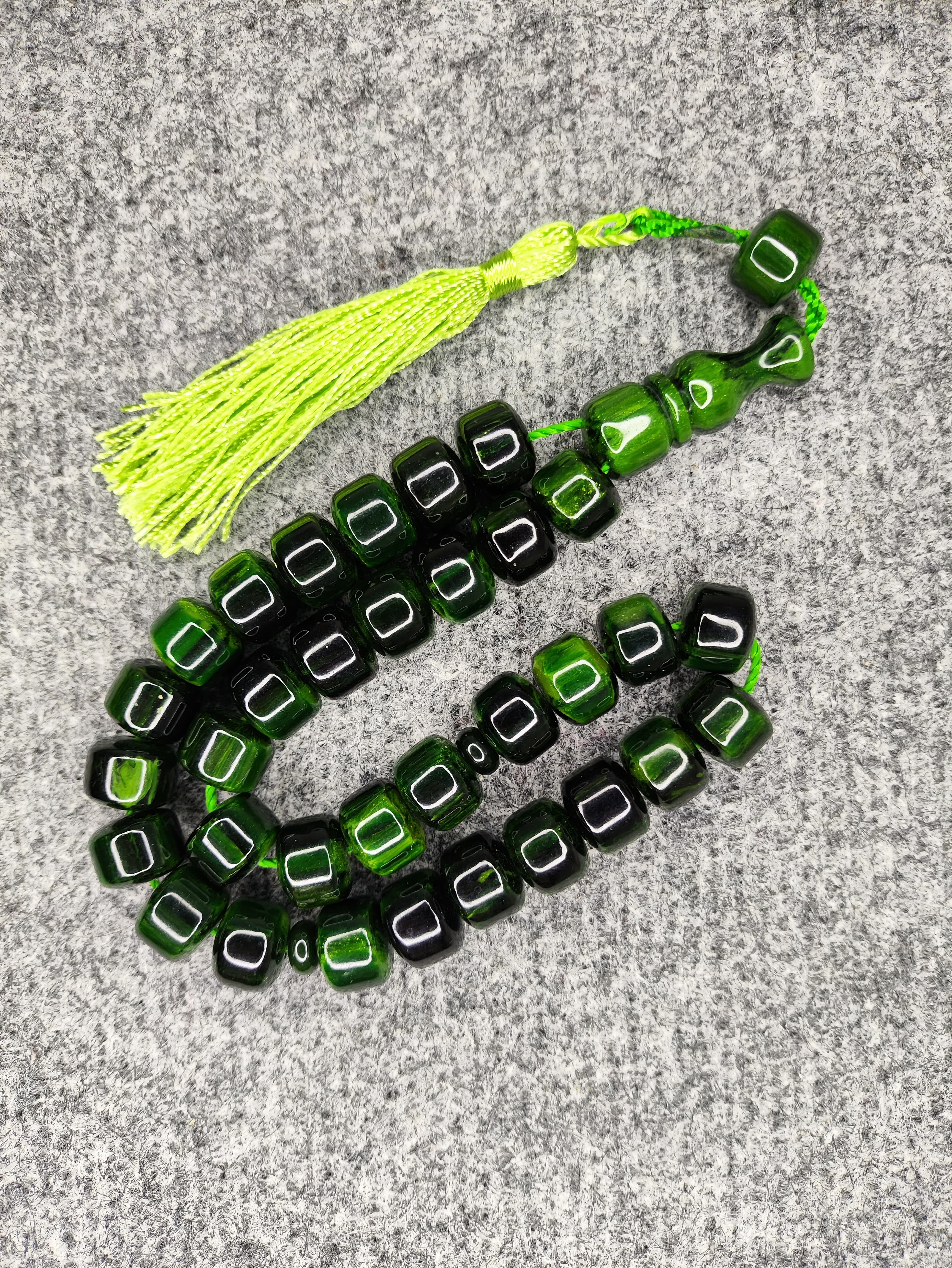 تسبیح کهربا رگه دار 33عددی رنگ سیاه و سبز تیره خاص تراش دایموندی