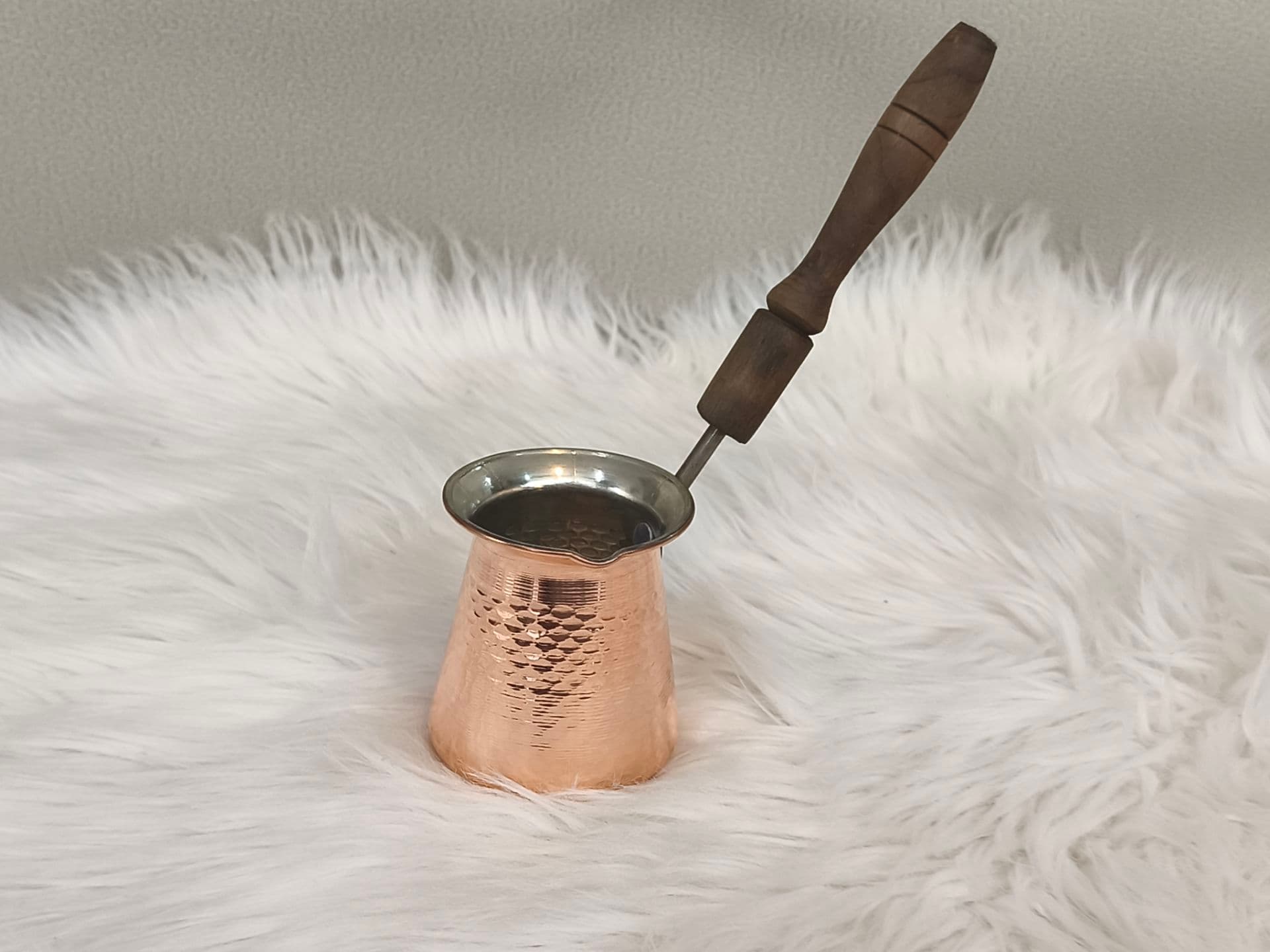 شیر جوش مسی مدل MZ189-SHG طرح جدید با گنجایش ۰/۲ لیتر مناسب دمنوش، قهوه و شیر خشک کودک با دسته چوبی، قلع کاری داخل و روکش نانو دست ساز زنجان