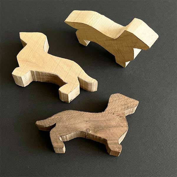 چوب پیکر تراشی دوربری شده مدل سگ سوسیسی طول 14 سانتی متر