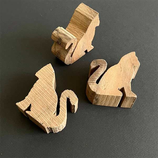 چوب پیکر تراشی دوربری شده گردو مدل گربه نشسته طول 7 سانتی متر