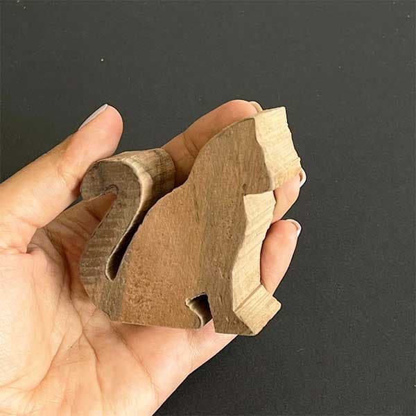 چوب پیکر تراشی دوربری شده گردو مدل گربه نشسته طول 7 سانتی متر — تصویر ۳