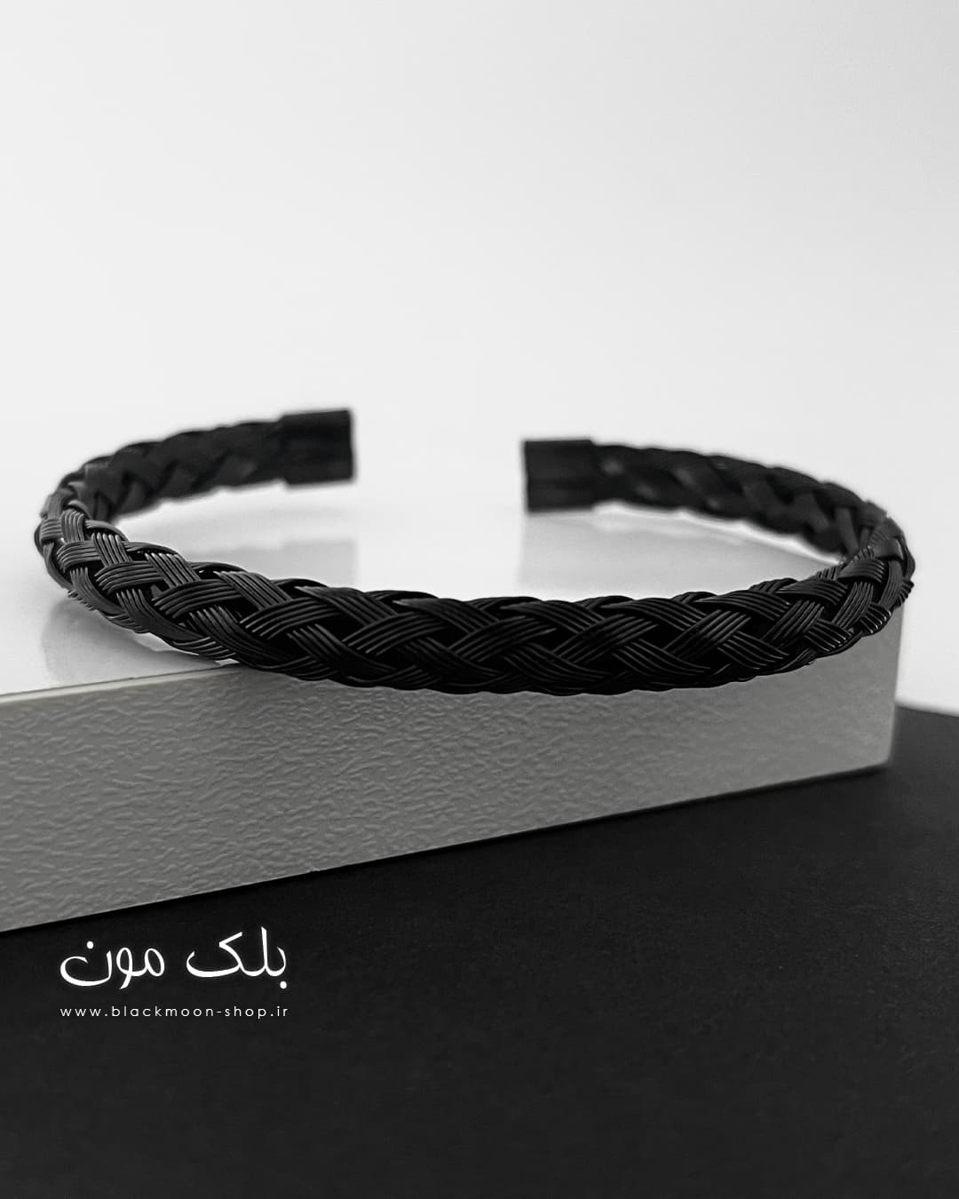 دستبند بنگل حصیری مشکی مردانه — تصویر ۳