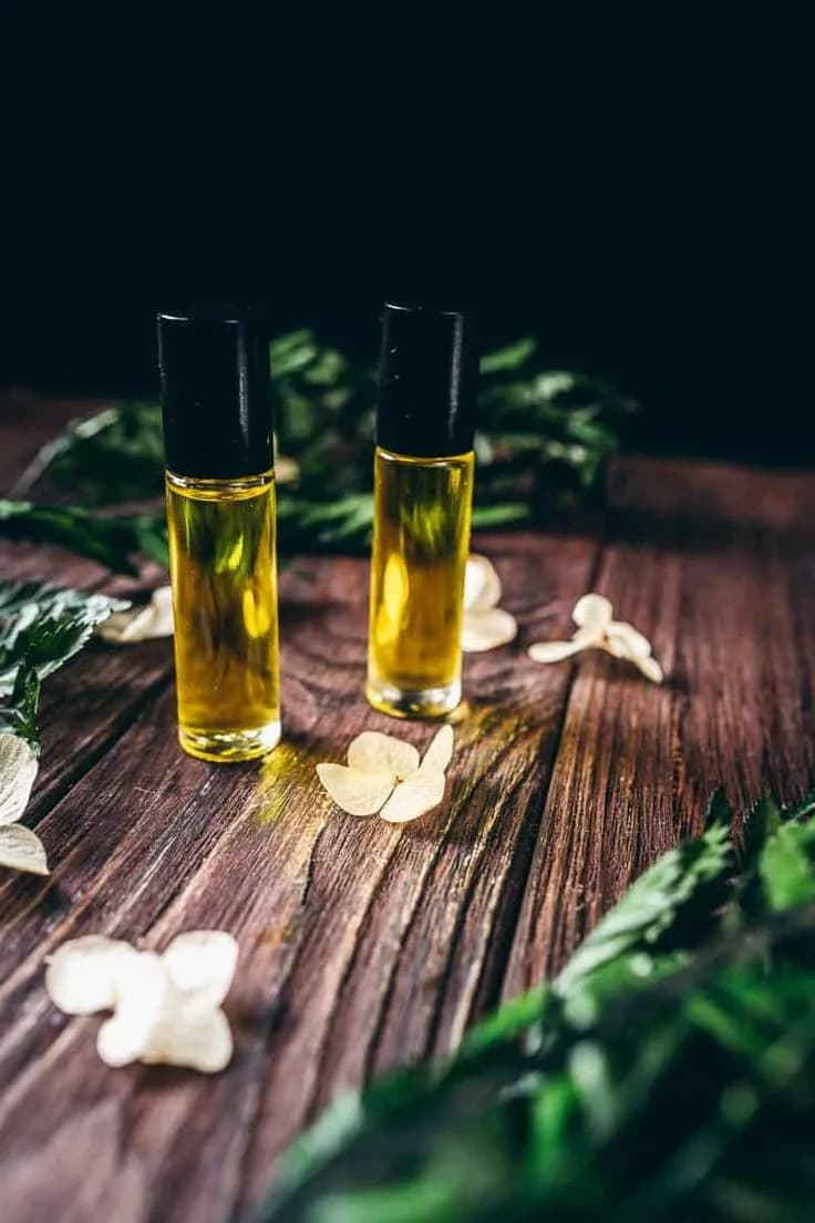 شیشه عطر ۳۵ میل؛ شامل بدنه شیشه‌ای، والف و درب