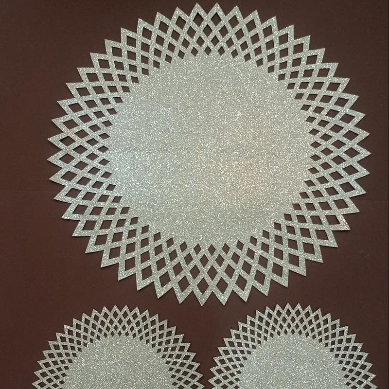 رومیزی چرم اکلیلی گرد سه تکه مدل آفتابگردان در دو رنگ طلایی و نقره‌ای