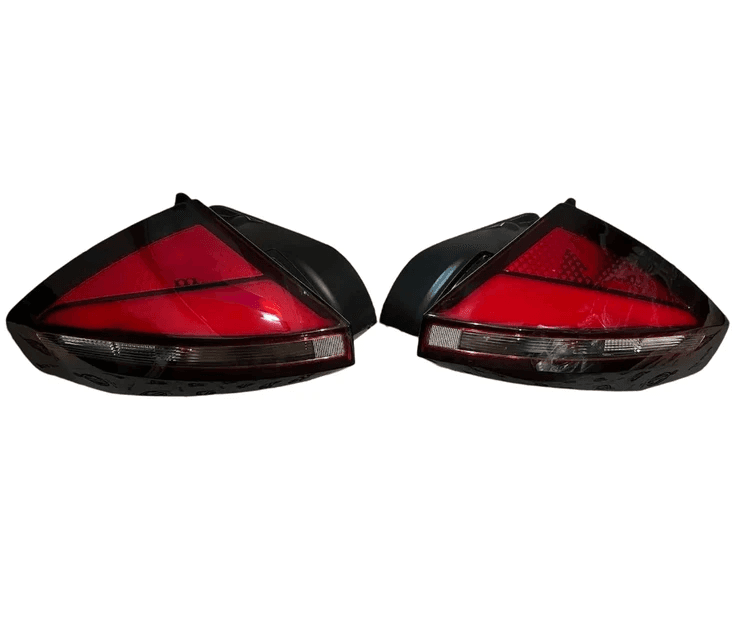 چراغ خطر عقب چپ روی گلگیر ام وی ام X33 کراس