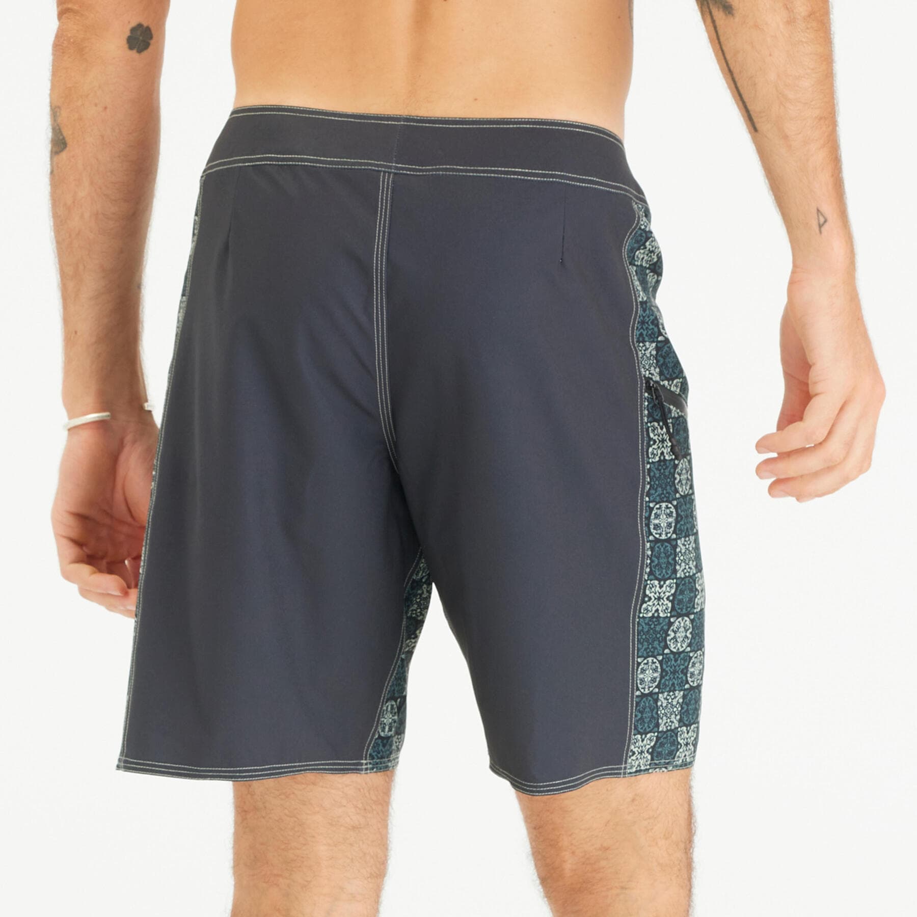 مایو موج سواری دکتلون Decathlon Male Long 19″ Sea Shorts/ Boardshort – Black – 500 ARCH ESAWIRA — تصویر ۴