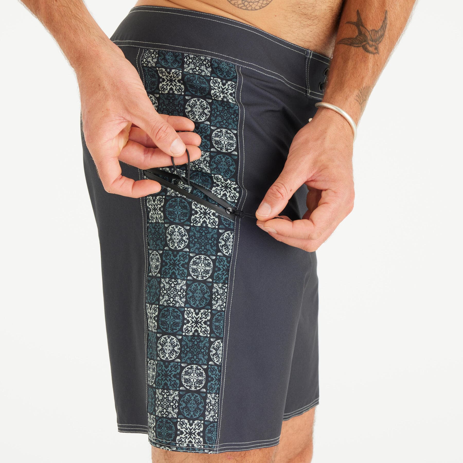 مایو موج سواری دکتلون Decathlon Male Long 19″ Sea Shorts/ Boardshort – Black – 500 ARCH ESAWIRA — تصویر ۶
