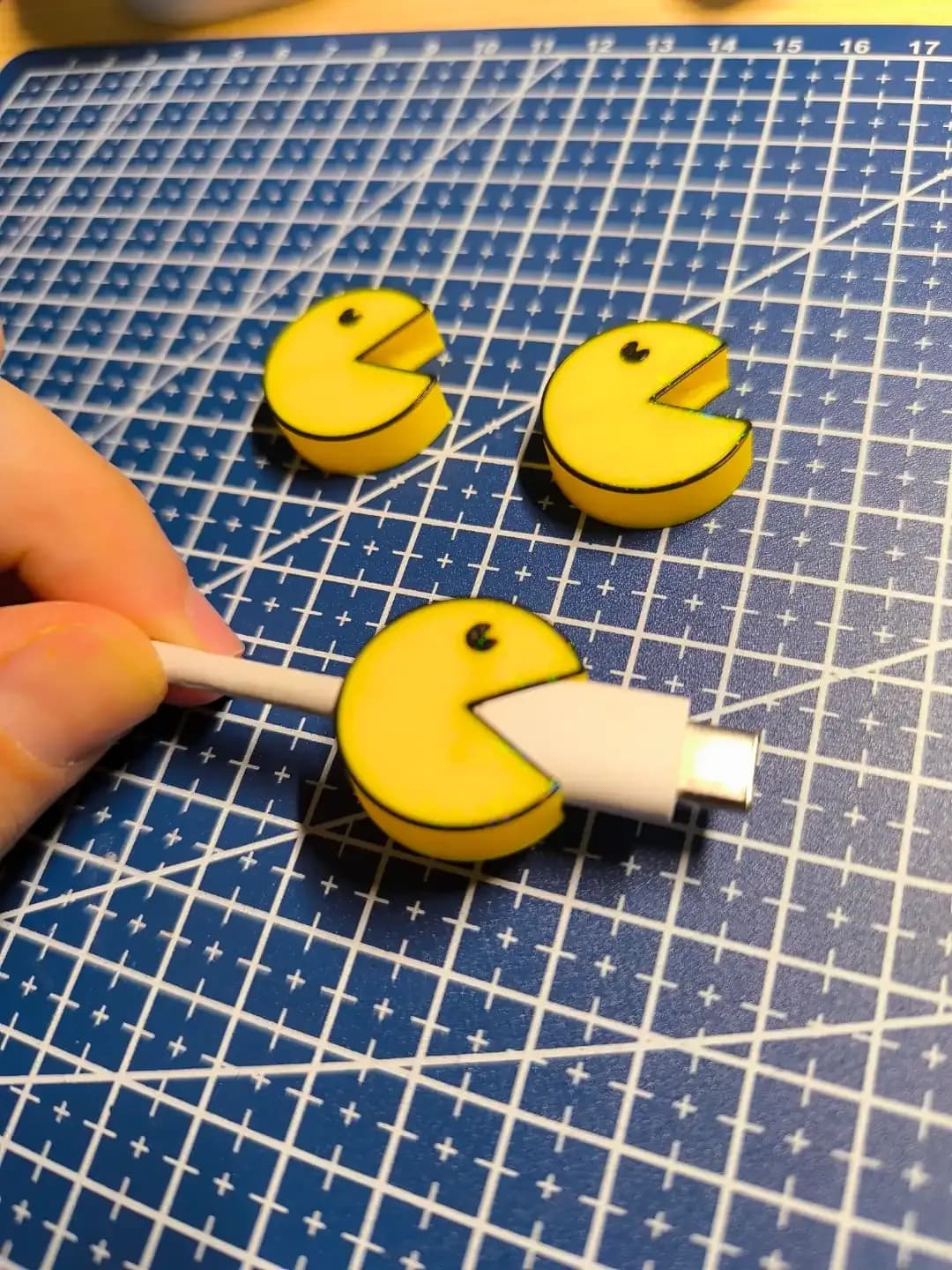 محافظ کابل شارژر مدل PAC MAN