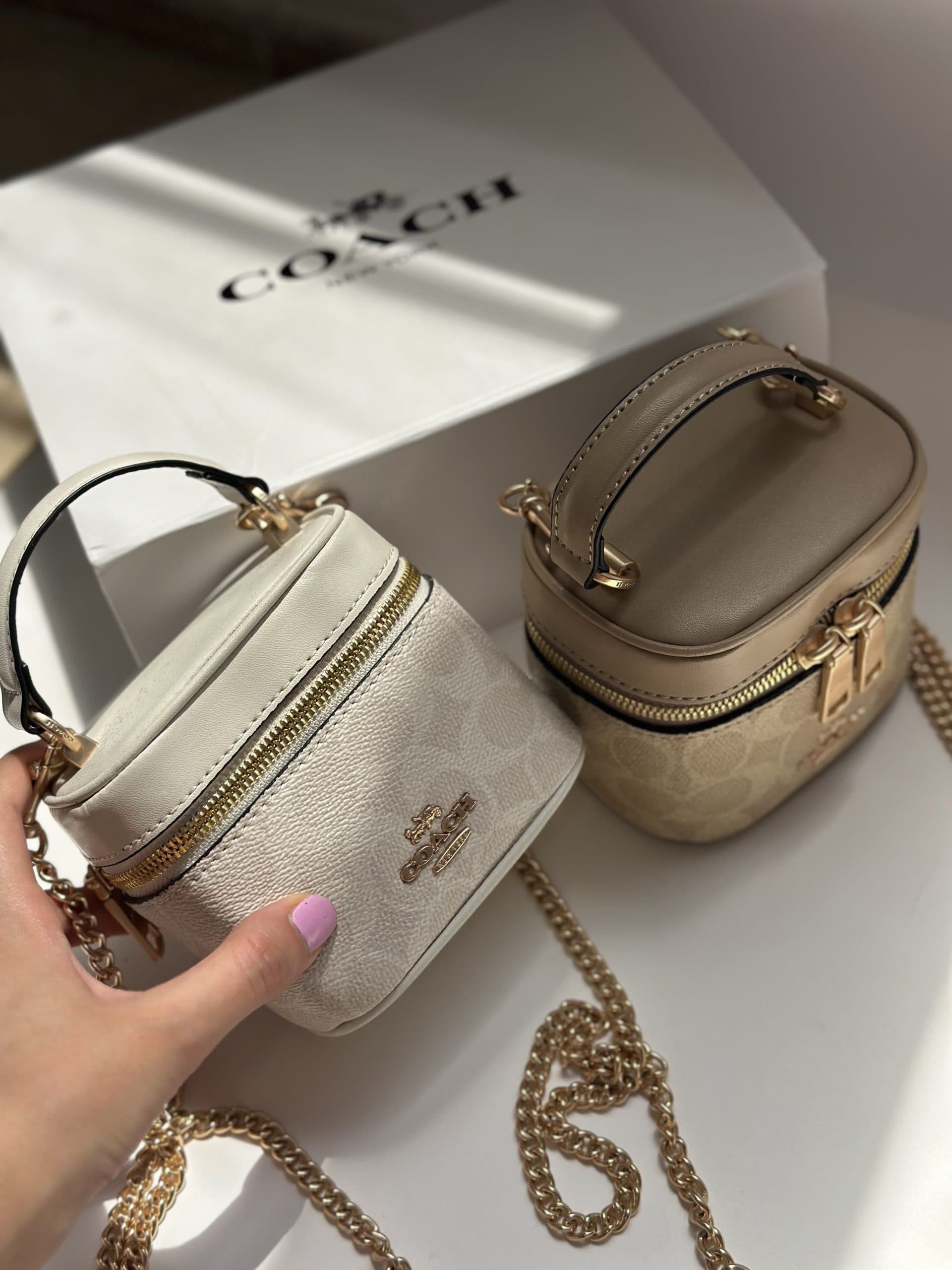 کیف دوشی مینی دخترانه برند کوچ مدل صندوقی — تصویر ۴