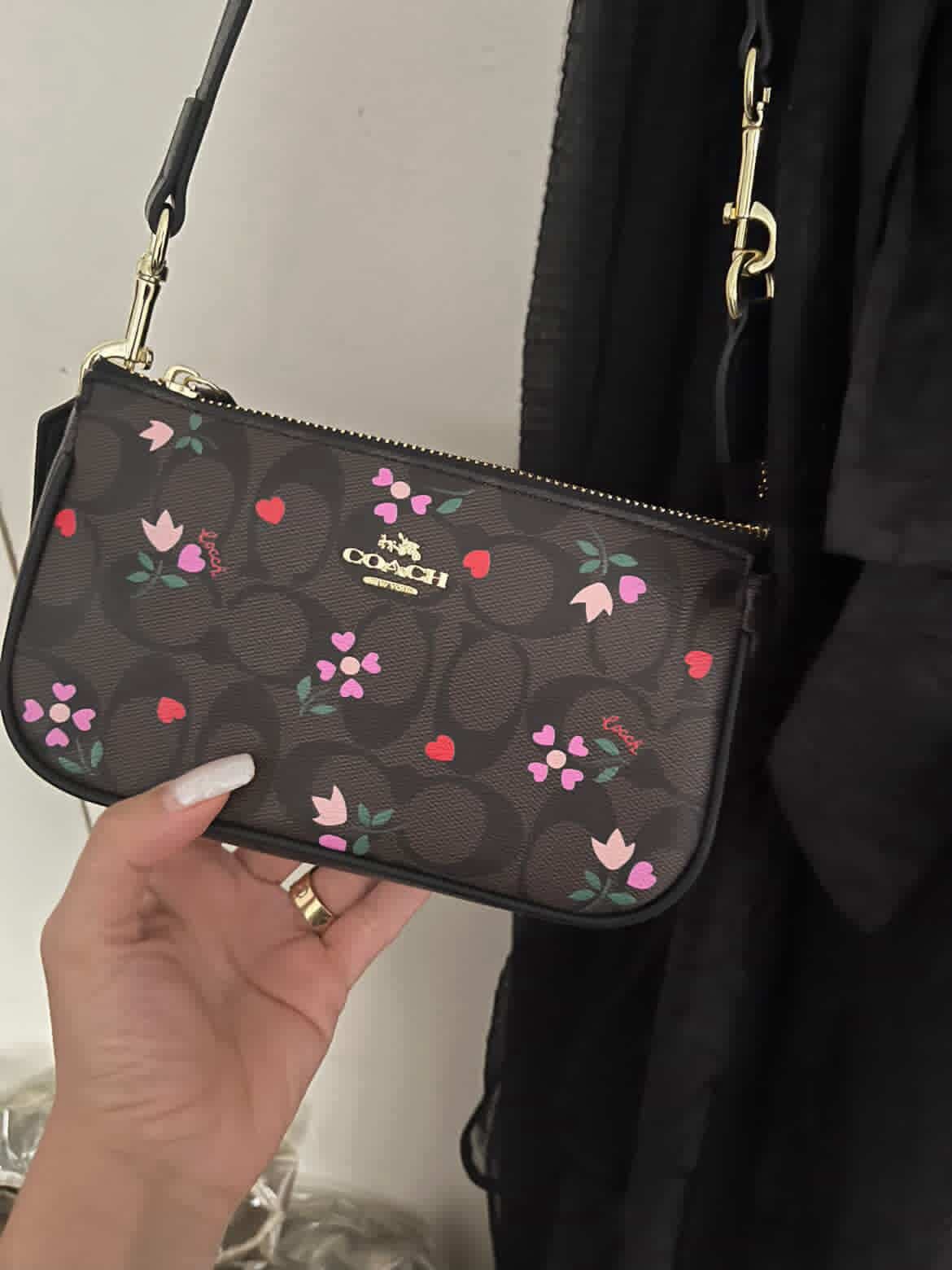 کیف دستی زنانه کوچ مدل کتابی — تصویر ۶