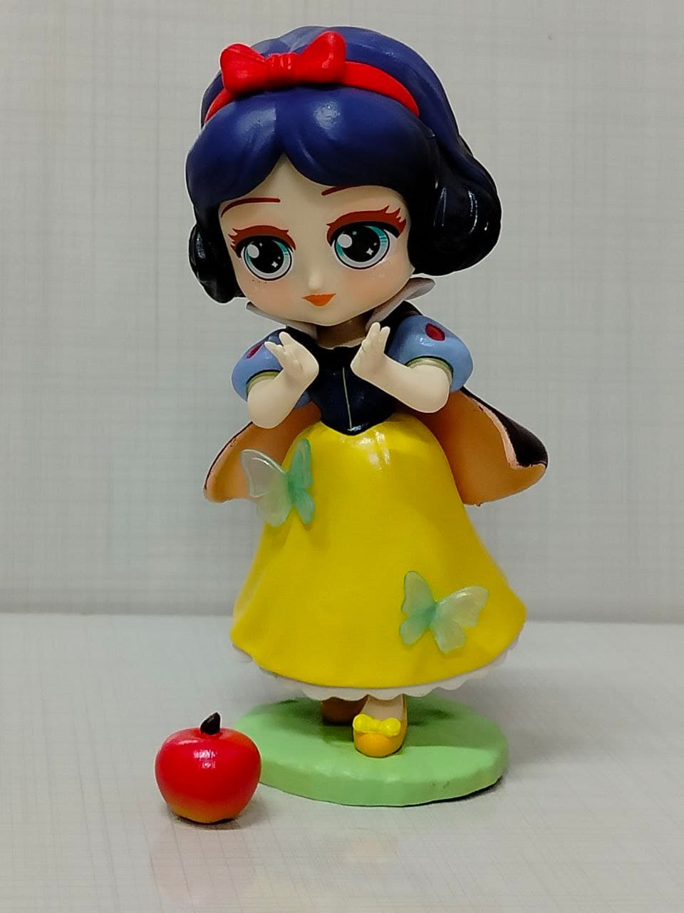 فیگور کلکسیونی سفید برفی با یک عدد سیب — تصویر ۲