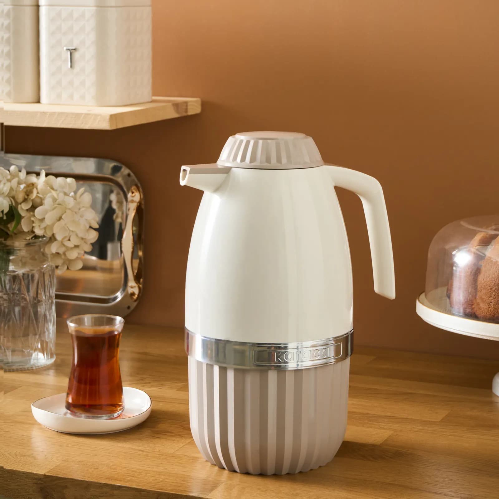فلاسک کاراجا مدل Gant سفید کرم