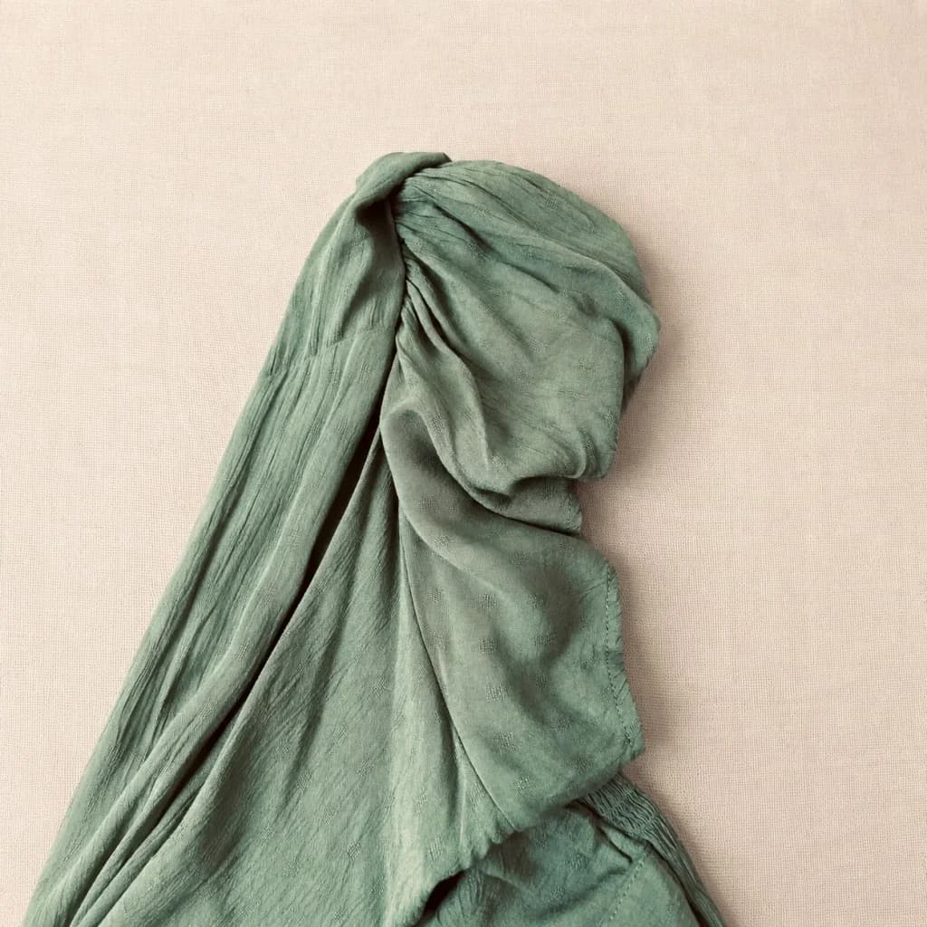 پیراهن زنانه بلند مجلسی با طراحی گرهای شیک — تصویر ۶