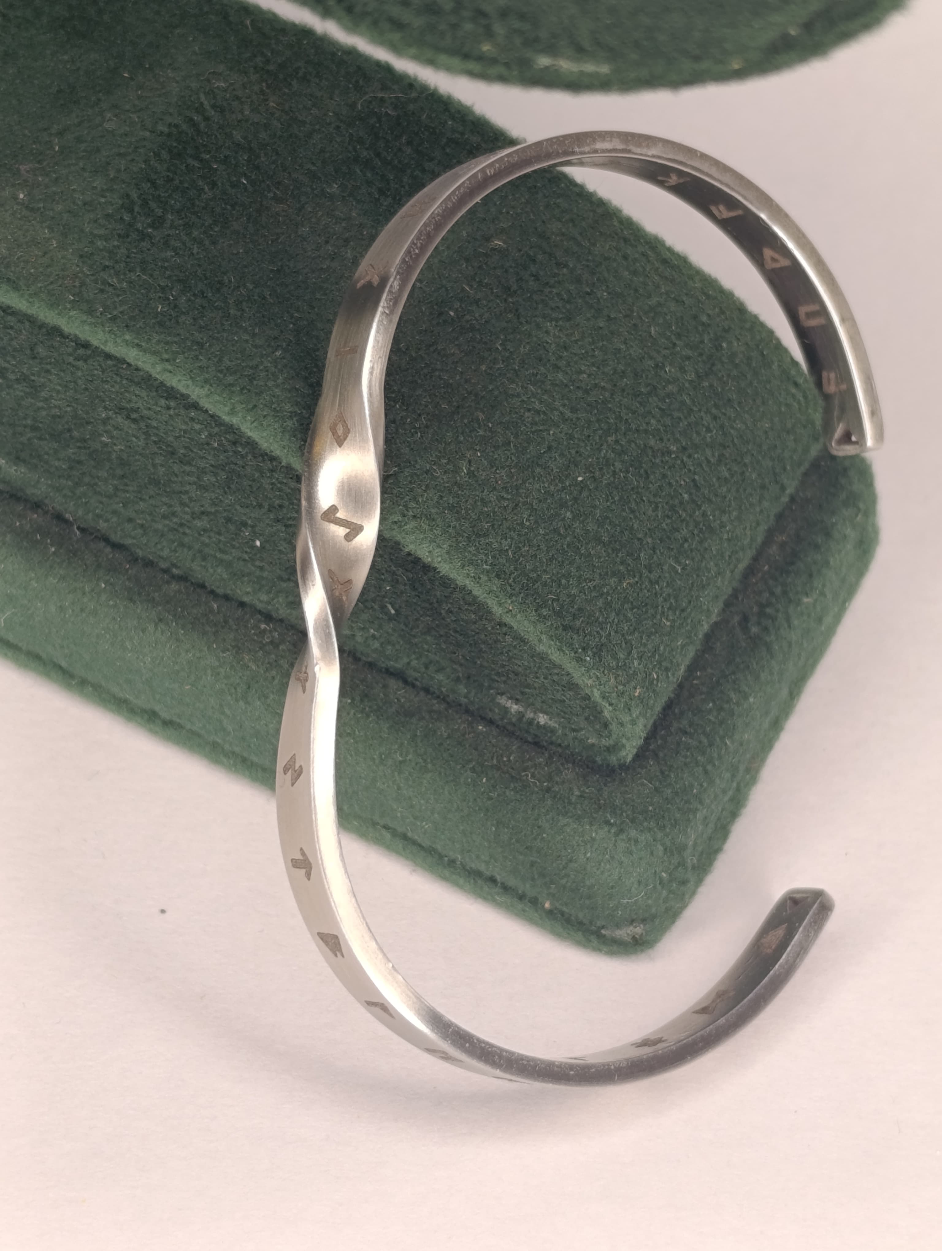 دستبند پسرانه وایکینگی کارتیر Cartier فری سایز استیل رنگ ثابت