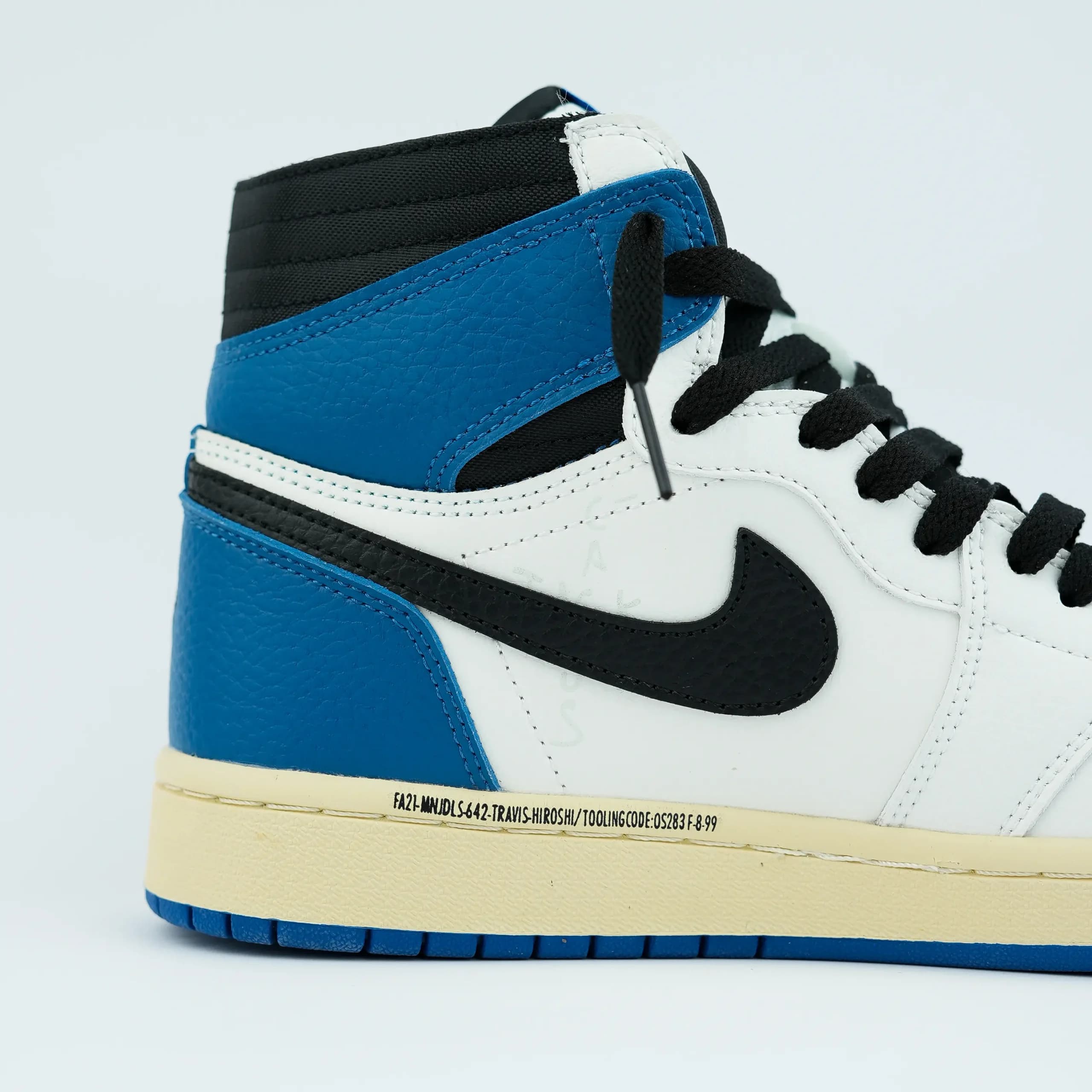 جردن وان ترویس فرگمنت آبی | Nike Air Jordan 1 High — تصویر ۴