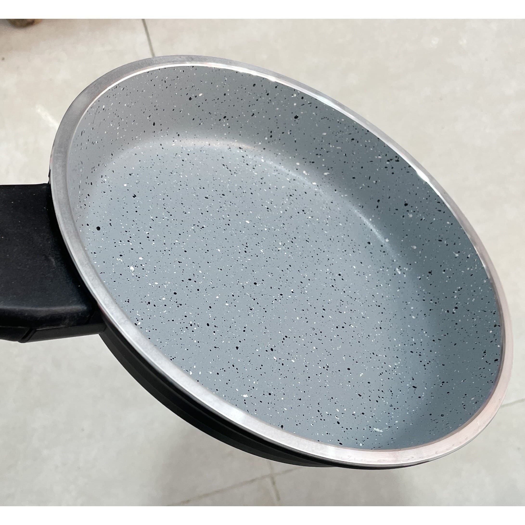 تابه تکدسته سایز 28 مدل کلاسیک خطی عروس AROOS کد 32128 — تصویر ۳