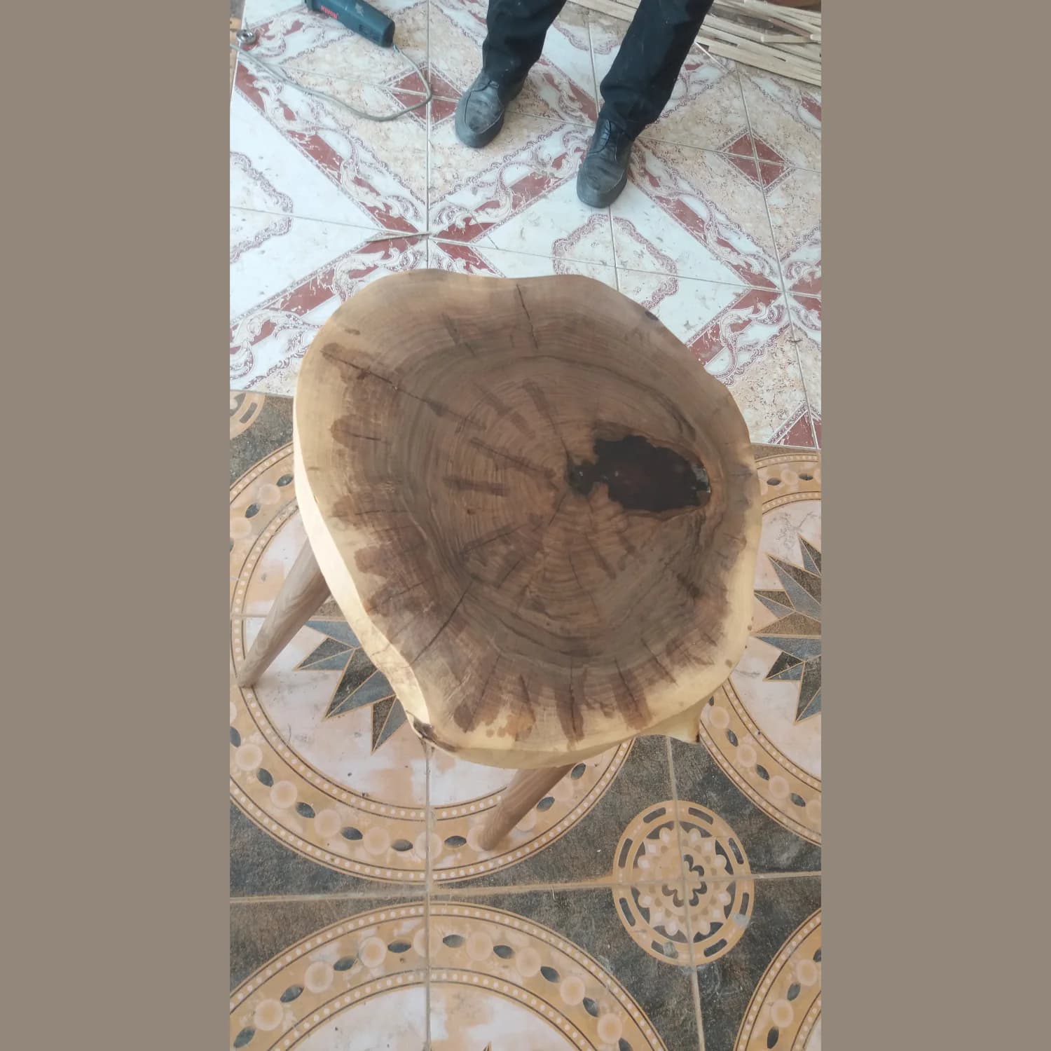صندل چوبی سه پایه روستیک خزرچوب XW-CH-019 — تصویر ۳