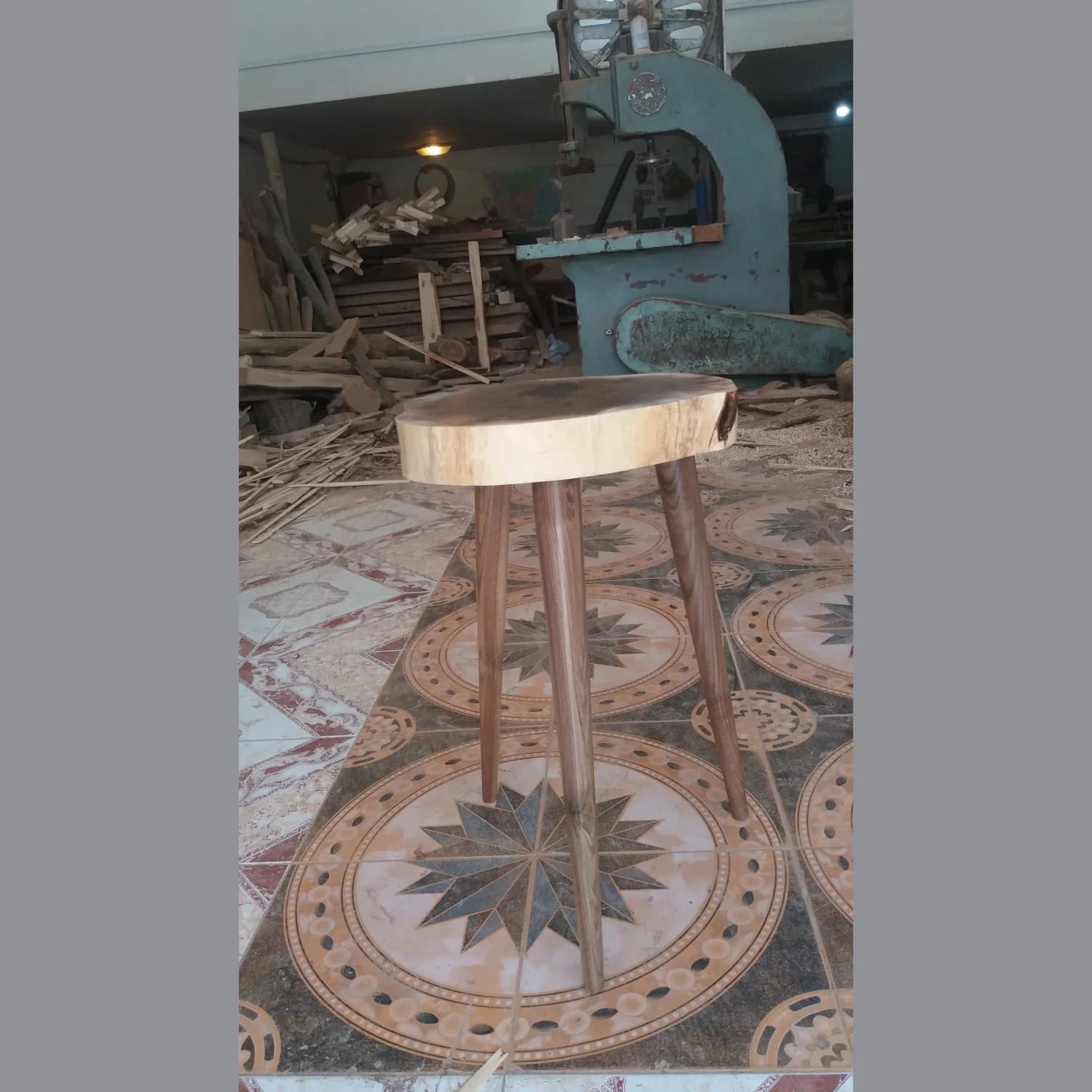 صندل چوبی سه پایه روستیک خزرچوب XW-CH-019 — تصویر ۲