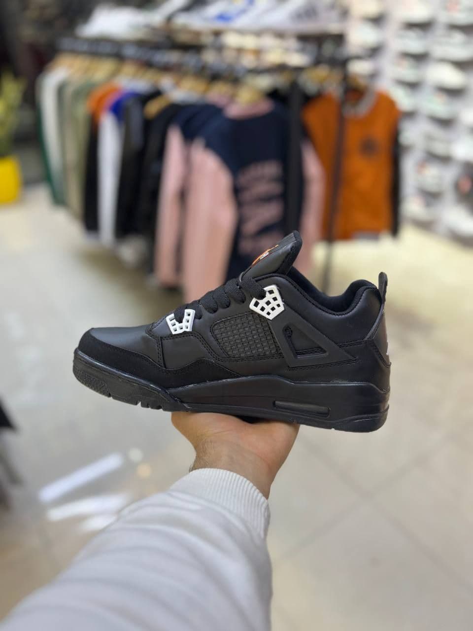 جردن فور / مشکی تمام / کد 429 — تصویر ۴