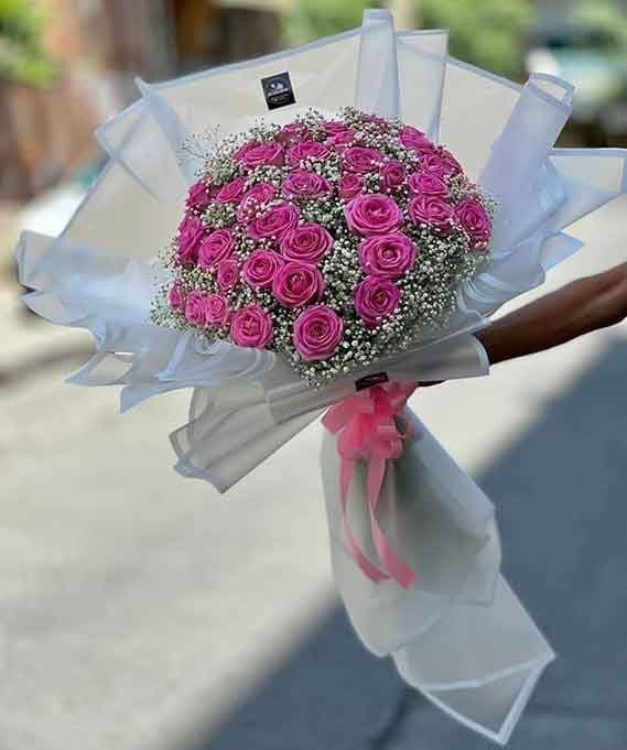 دسته گل رز و ژیپسوفیلا — تصویر ۵