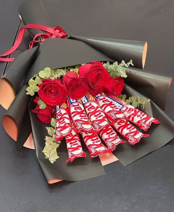 دسته گل رز و شکلات