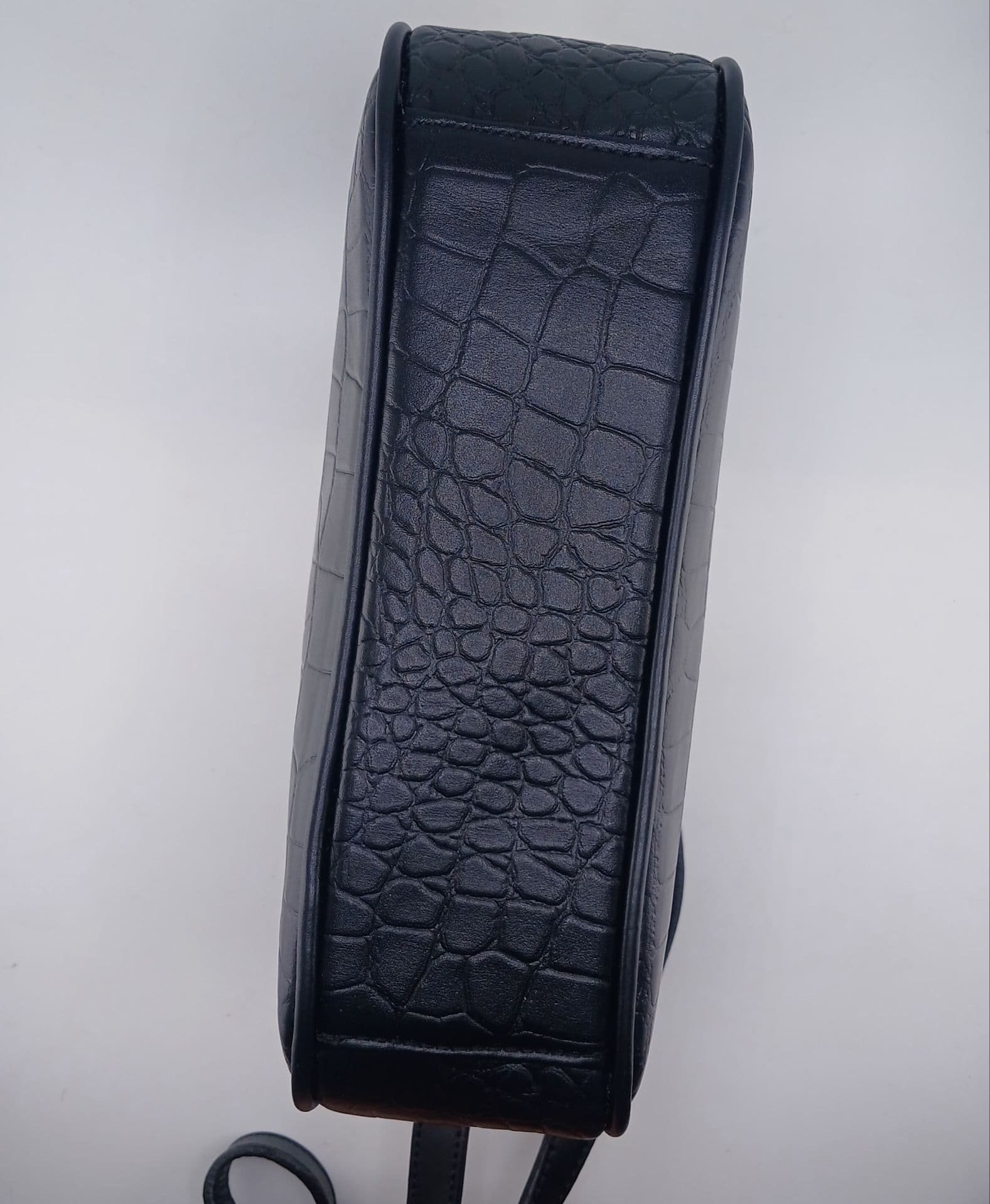 کیف دوشی زنانه چرم طبیعی مگنت وسط کد p132 — تصویر ۴