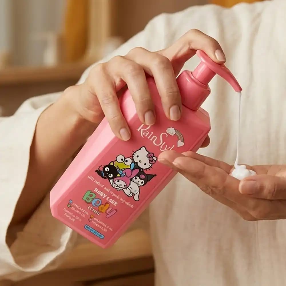 لوسیون بدن کودک رین استایل (RainStyle Baby Care) پمپی صورتی حجم 300 میلی لیتری — تصویر ۲