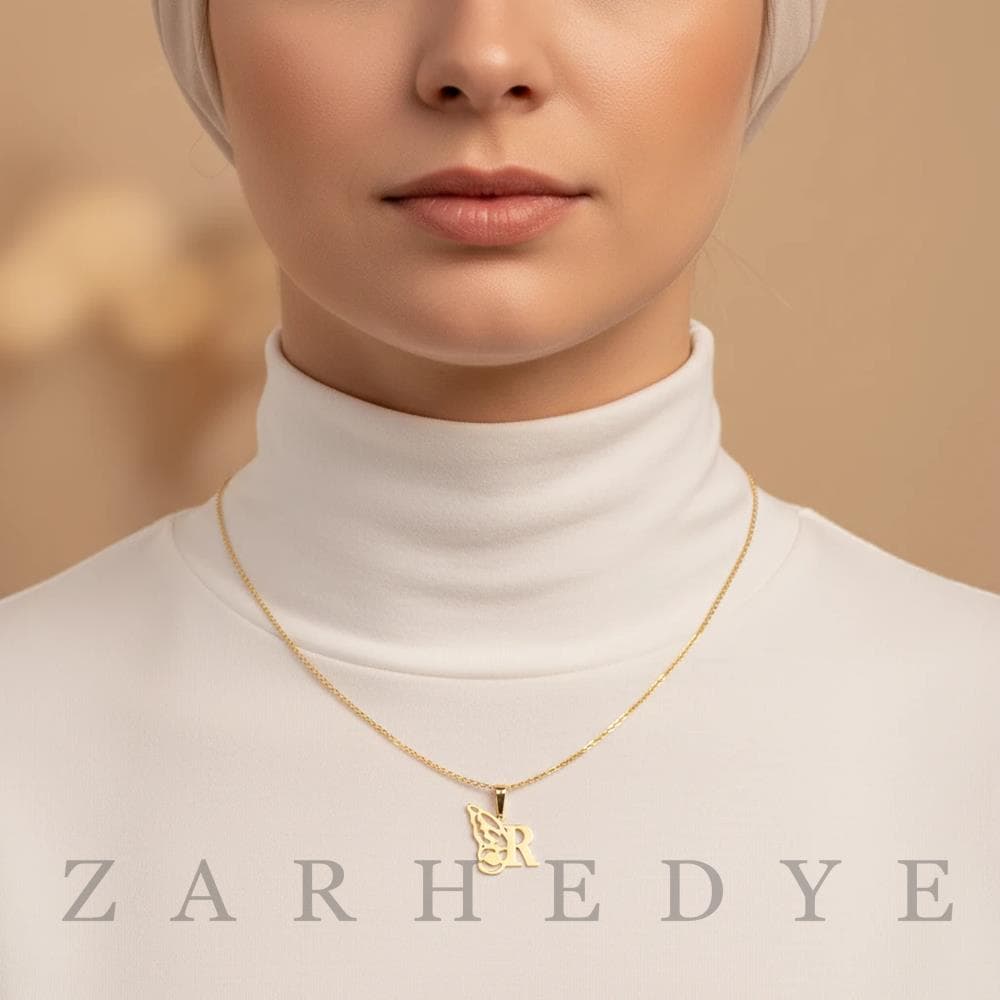 پلاک طلا حرف r انگلیسی و پروانه کد 01 — تصویر ۴