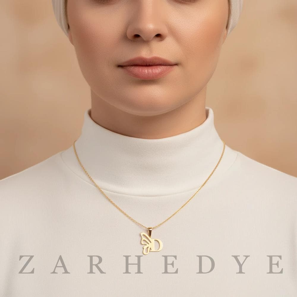 پلاک طلا حرف d انگلیسی و پروانه کد 01 — تصویر ۳