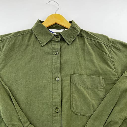 شومیز کتان رنگ سبز ارتشی برند H&M — تصویر ۳