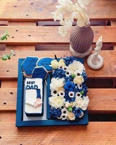کیک با باکس گل‌های بابونه