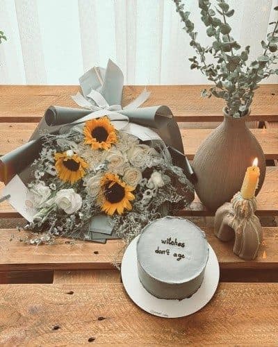 کیک و دسته گل به مناسبت سالگرد ازدواج